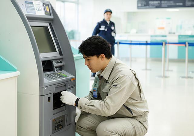 東京23区内の大病院で会計フロアのATMを点検する保守担当者